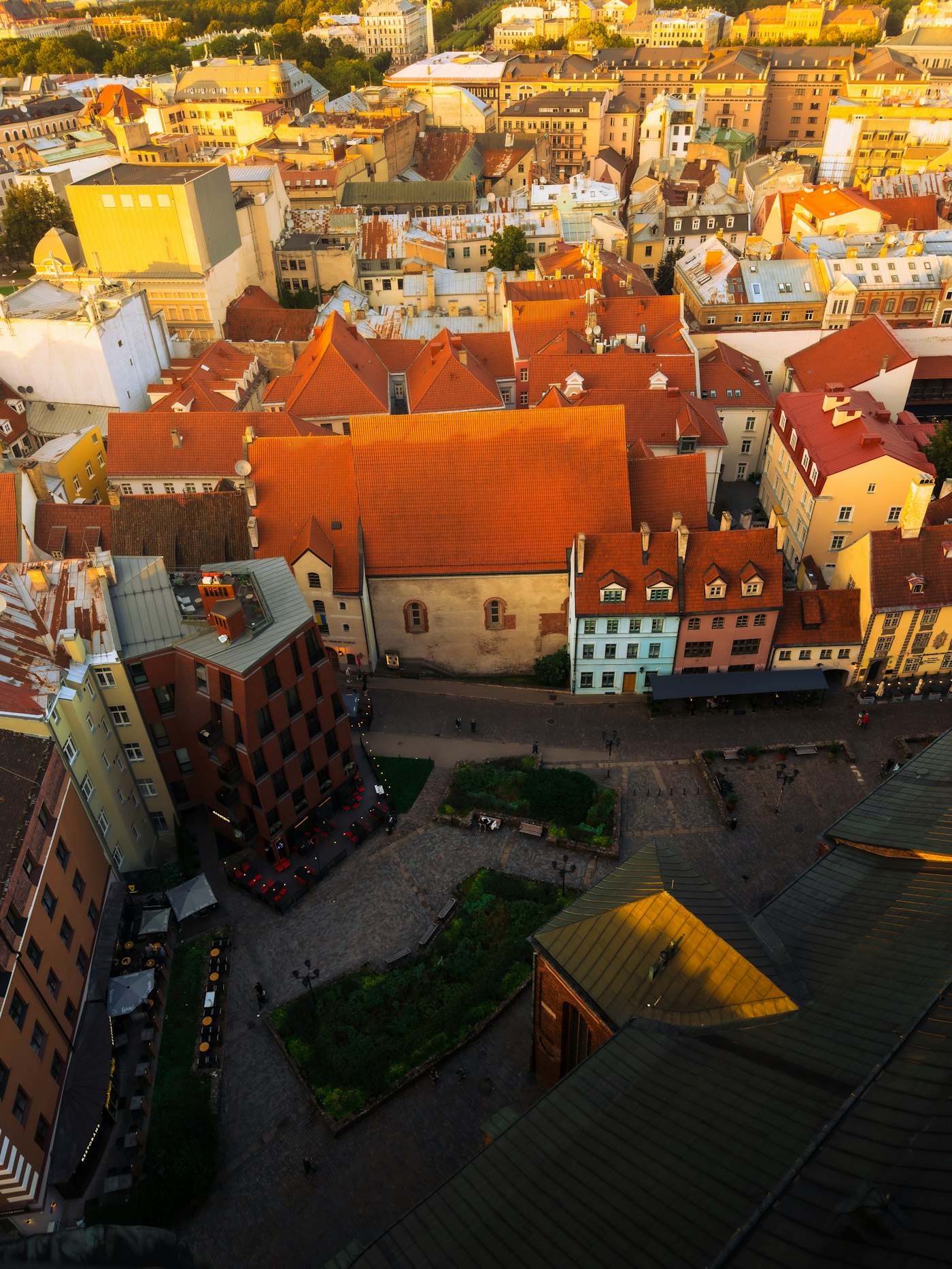 Les toits oranges de la vieille ville de Riga au soleil couchant