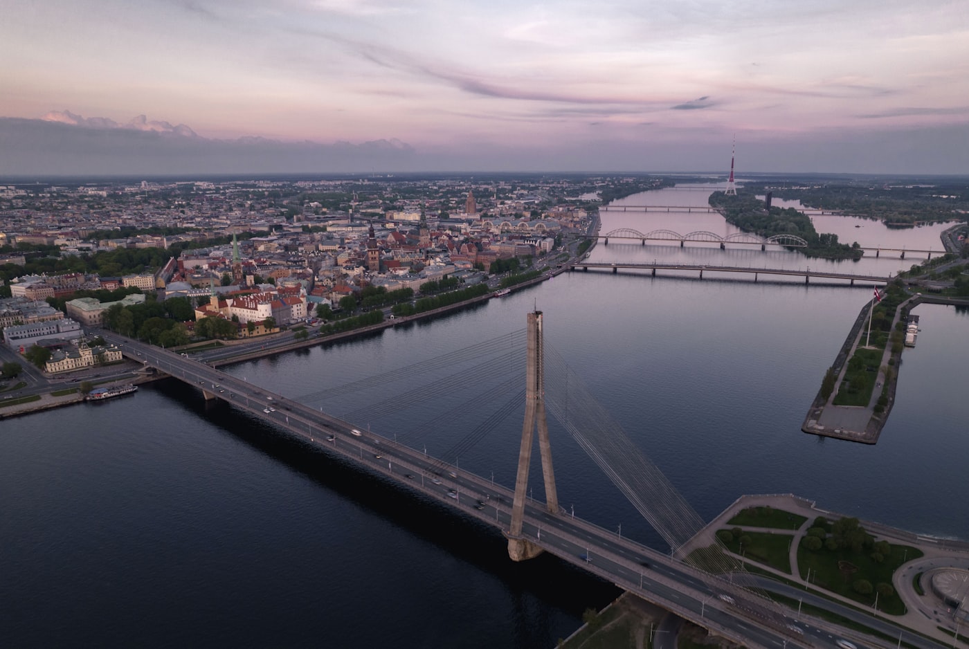 Vue aérienne de Riga au coucher du soleil, pont Vanšu sur la Daugava