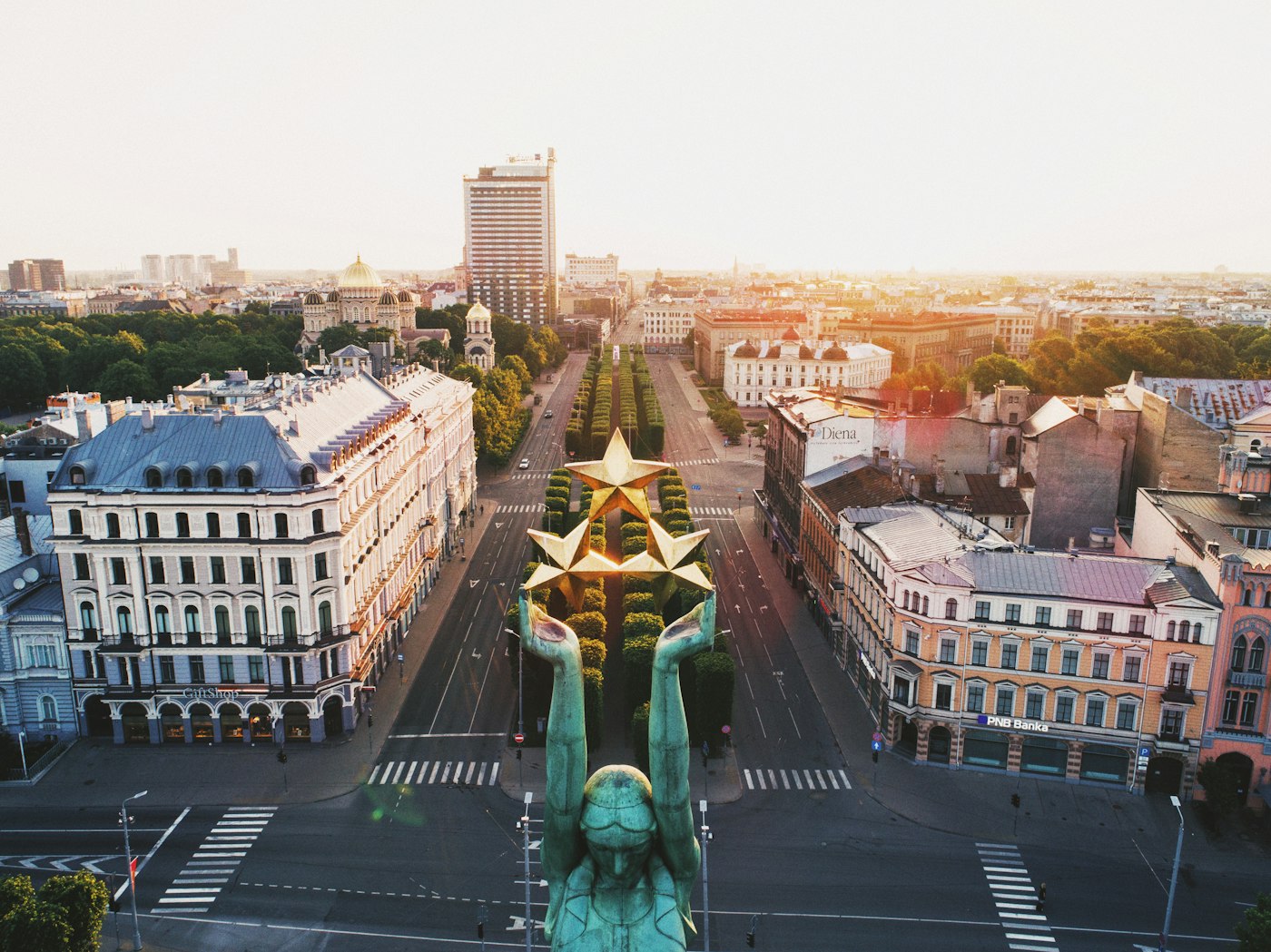 Le monument de la Liberté et les boulevards de Riga au lever du soleil